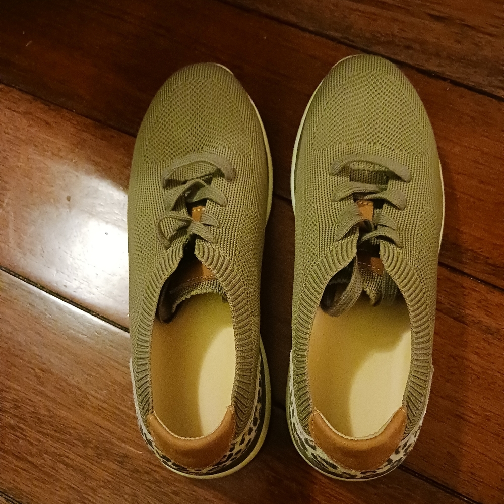 Propet Women Sneaker Khakis With Leopard Accent Size 10
